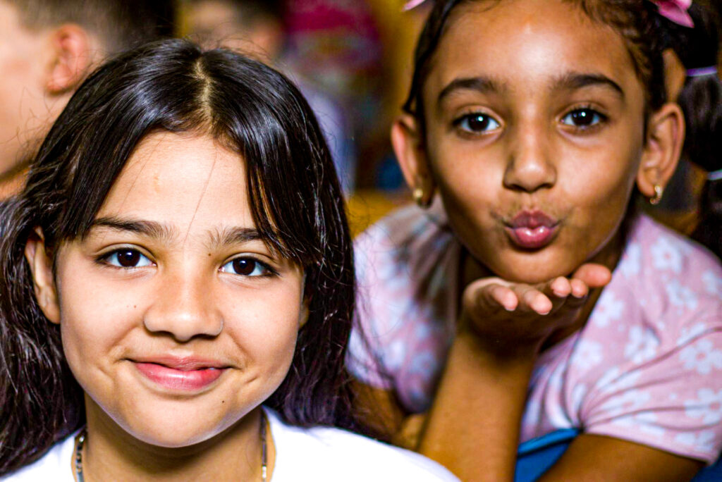 Dos niñas que son alumnas de Casa de Sueños