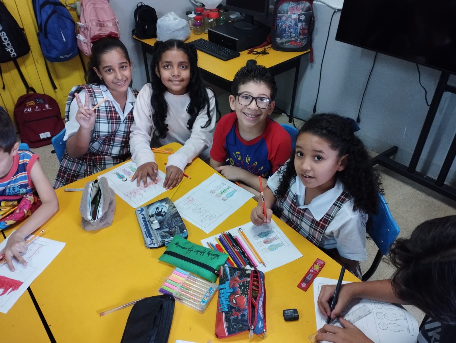 Niños sonrientes en Casa de Sueños. Una buena razón para donar.