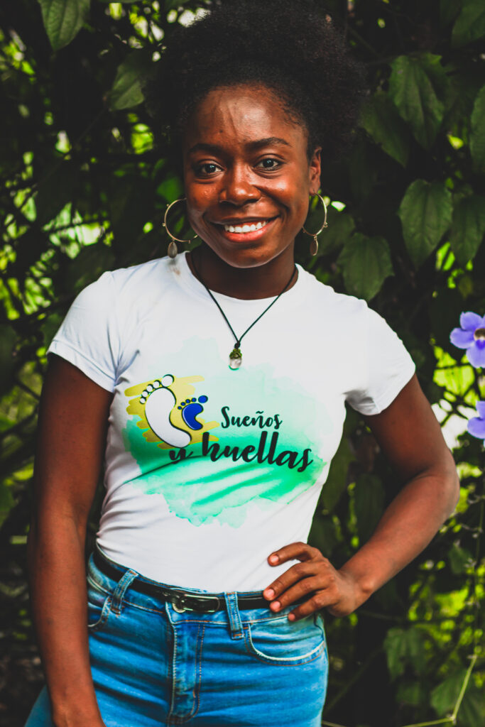 Young woman wearing Casa de Sueños tee-shirt