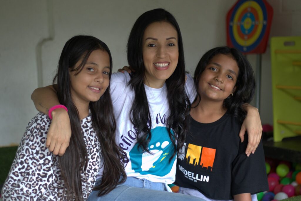 Lulu and two students at Casa de Sueños