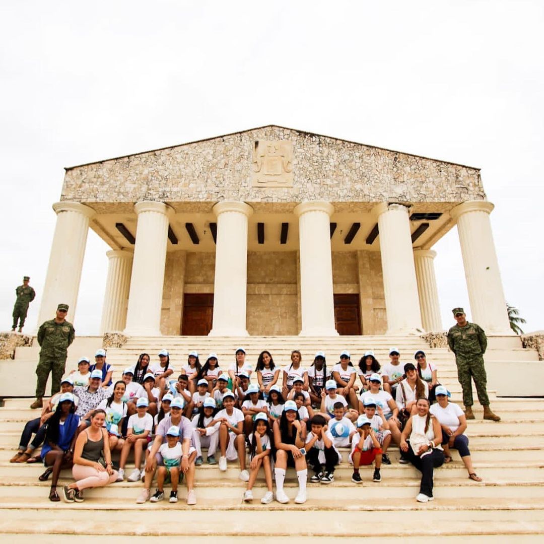 Group of Casa de Sueños students on the steps of a military institution 