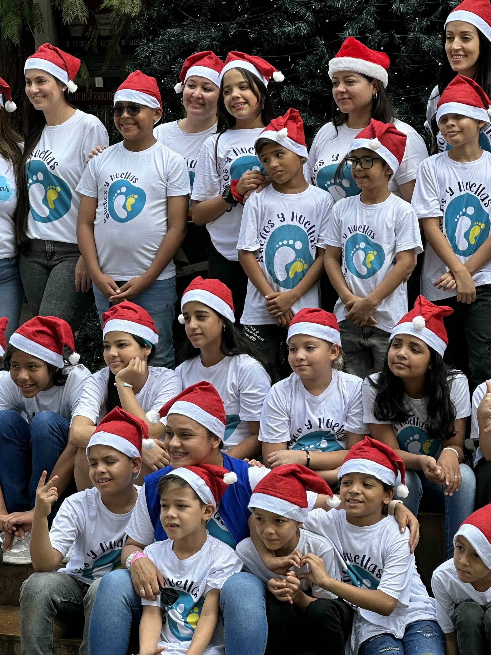 Los risueños niños de Casa de Sueños en Navidad