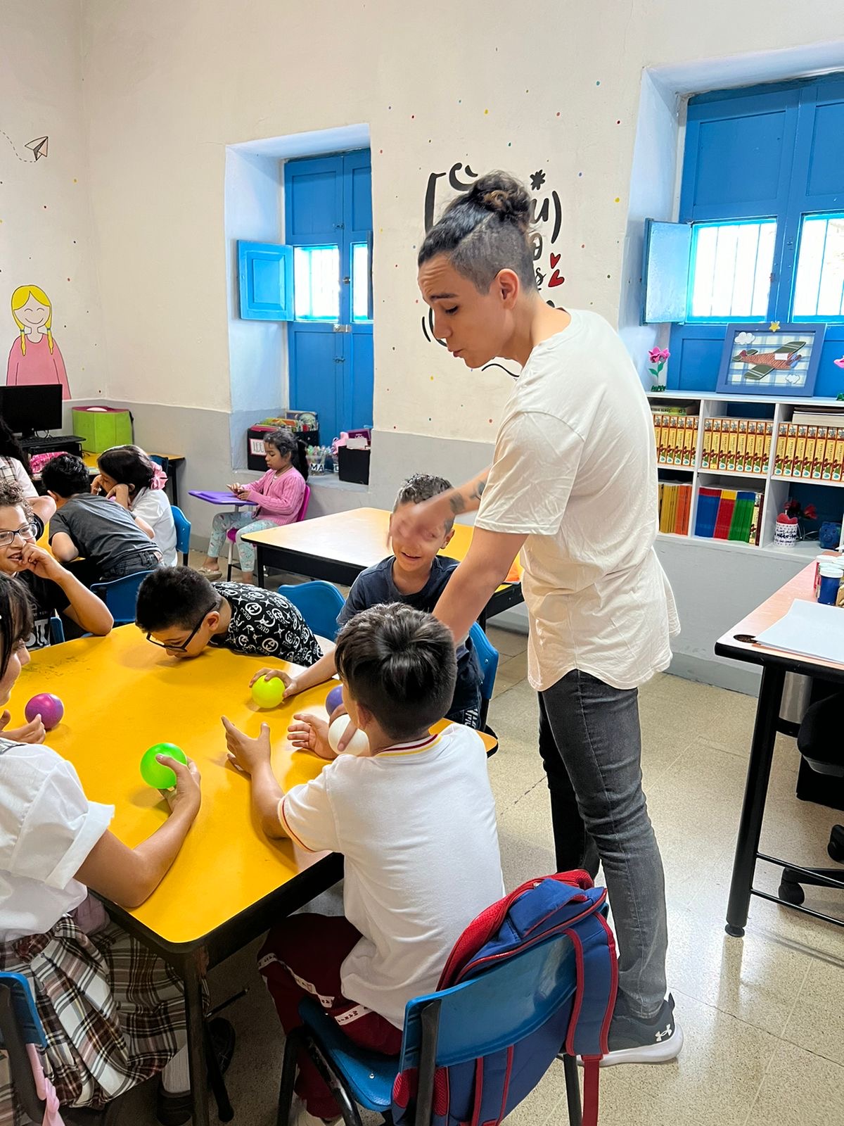 Oscar teaching the children of Casa de Suenos English.