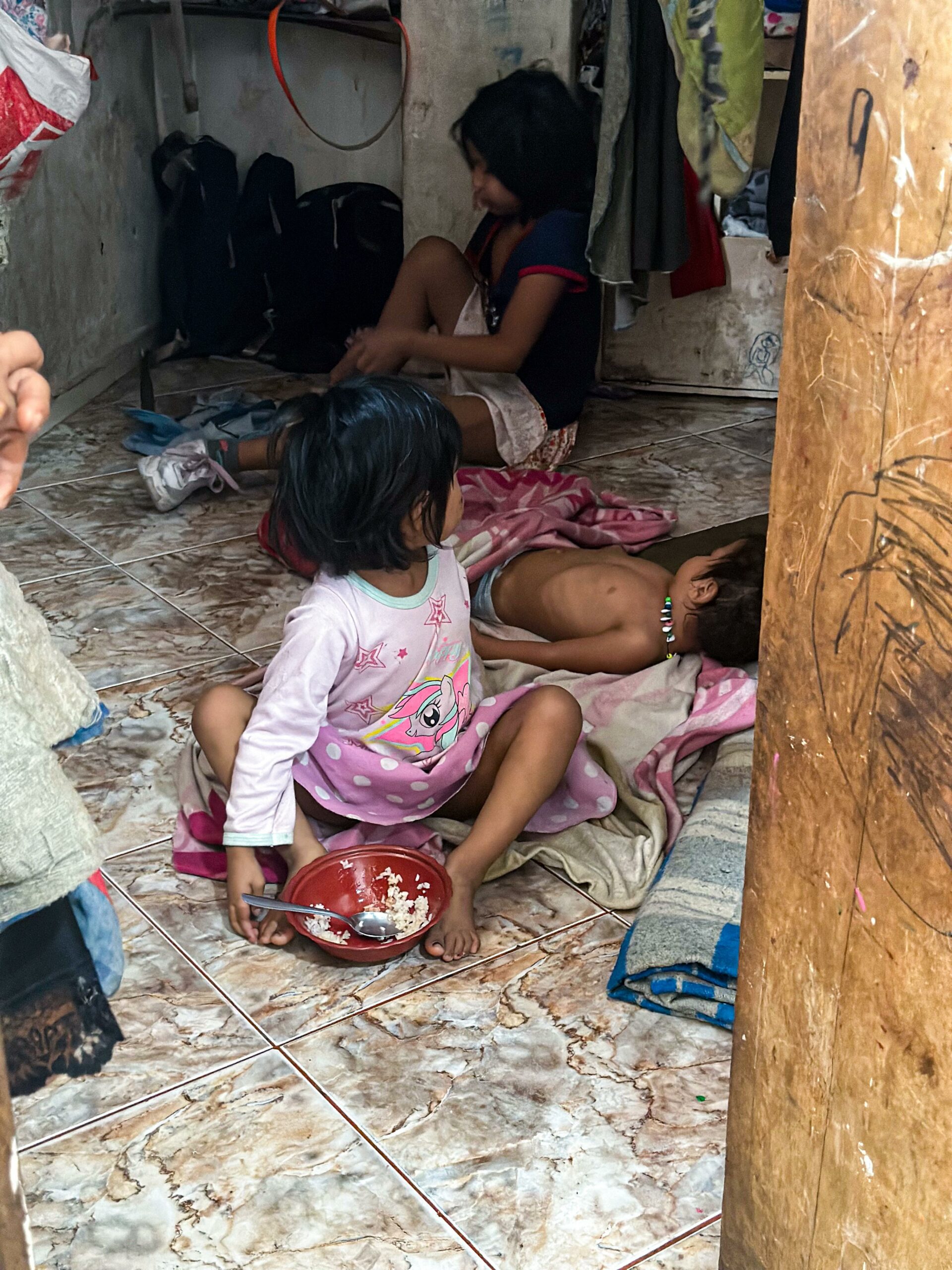 children in crowded rom in Medellin's inquilnatos