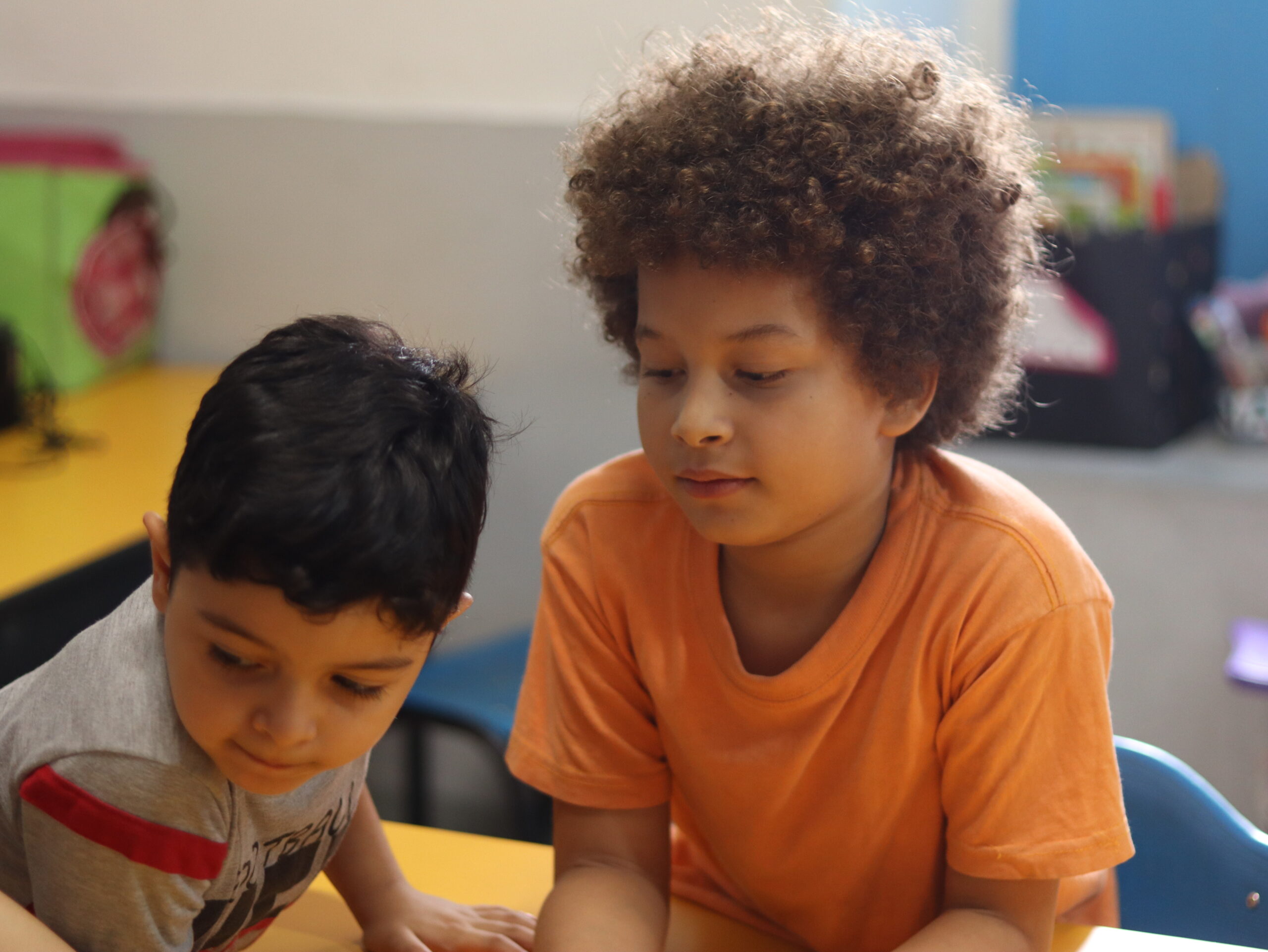 Samuel, uno de los muchos niños pobres de Medellín, aprendiendo en Casa de Suenos